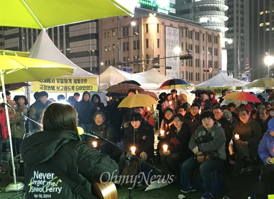 21일 오후 서울 광화문 세월호 농성장에서 열린 설맞이 촛불문화제에서 장한나(20)씨가 세월호 엄마 아빠들에게 바치는 노래를 부르고 있다.