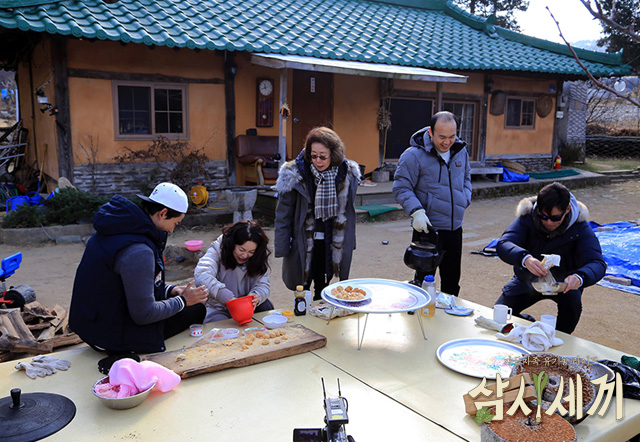  tvN <삼시세끼 - 정선편>에서 옥택연, 최화정, 윤여정, 김광규, 이서진(왼쪽부터)이 열심히 요리에 몰두하고 있다.