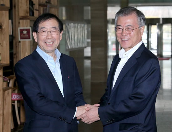 새정치민주연합 문재인 대표(오른쪽)와 박원순 서울시장이 22일 여의도 한 식당에서 만나 인사하고 있다.