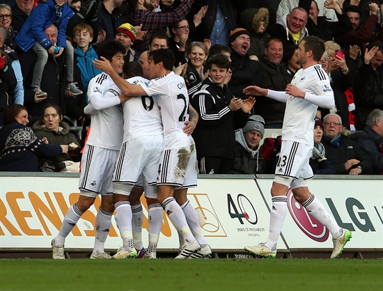 BRITAIN SOCCER ENGLISH PREMIER LEAGUE Swansea City's Korean midfielder Ki Sung-Yueng (L) is congratulated by his team mates after he scored during the English Premier League soccer match played between Swansea City AFC and Manchester United FC at the Liberty Stadium in Swansea, Britain, 21 February 2015.