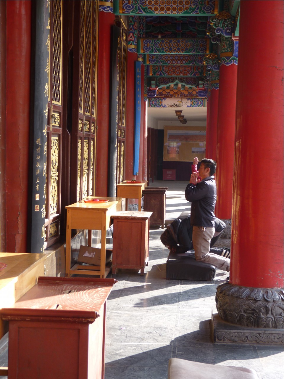 쿤밍의 사원 위안퉁쓰에서 기도하는 사람들