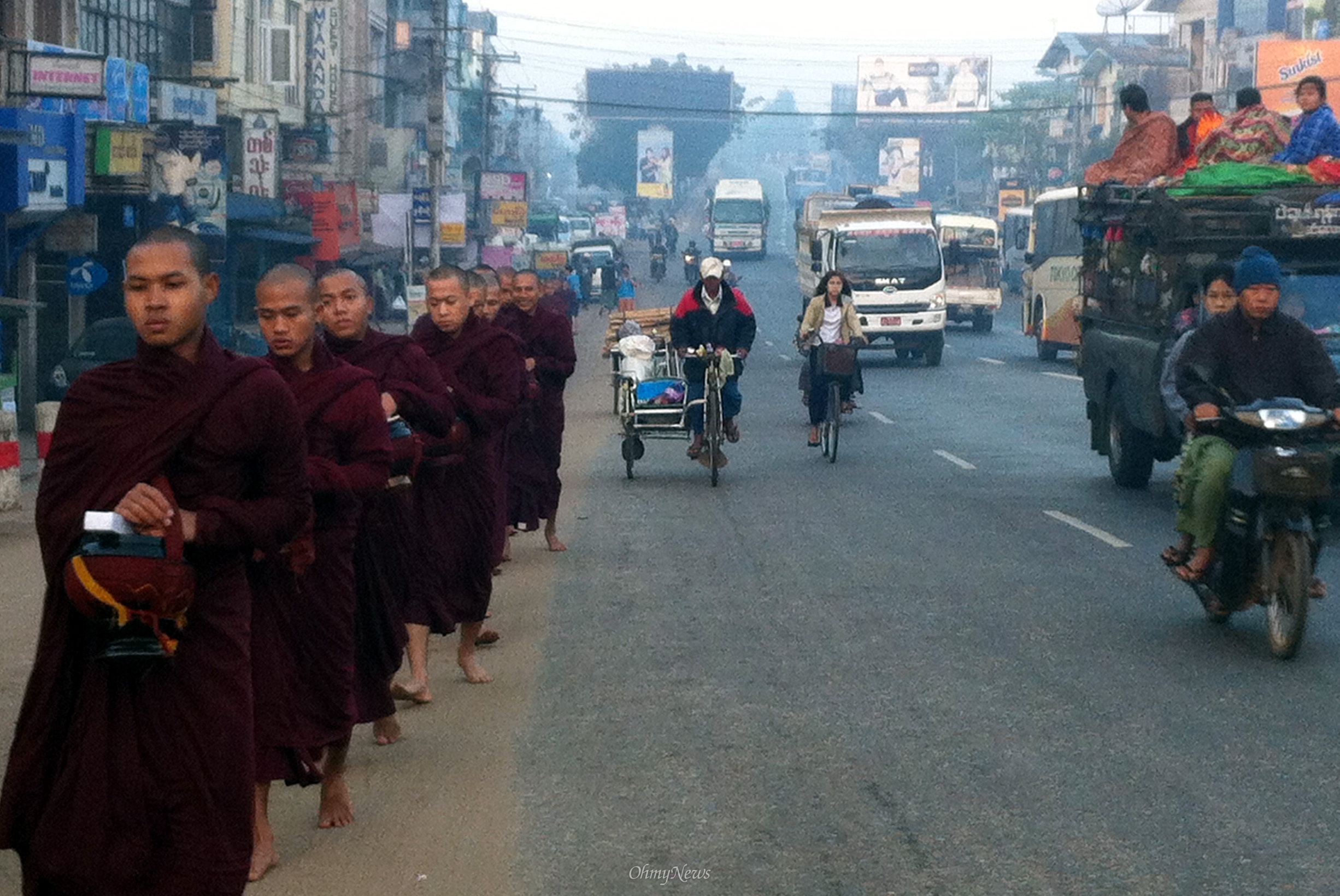 미얀마 바고 시내를 걷는 탁발승들의 붉은 행렬. 