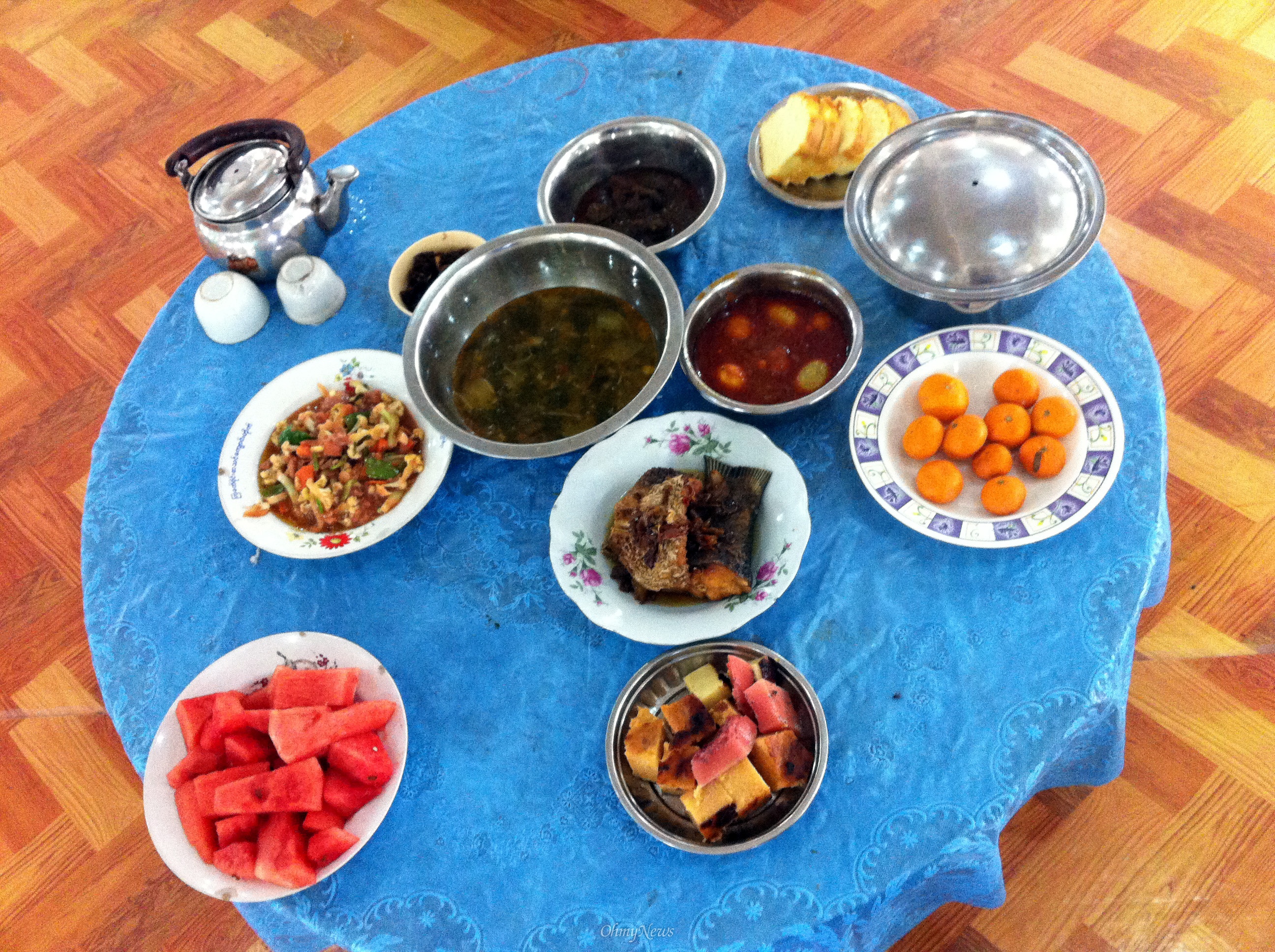 미얀마 바고의 자카화이 수도원의 점심 식탁.  