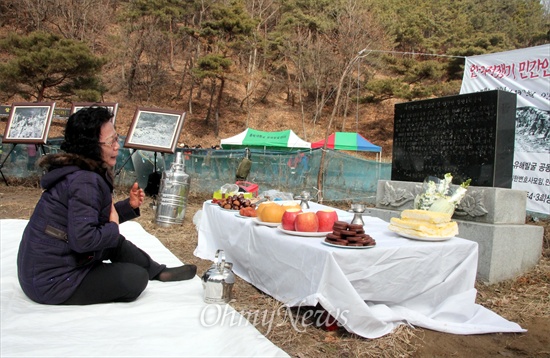  23일 오전 대전 동구 낭월동 골령골에서 열린 대전 산내 사건 희생자 유해발굴 개토제에서 유족인 박귀덕(75)씨가 오열을 하고 있다.