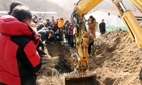  '한국전쟁기 민간인학살 유해발굴 공동조사단'과 '한국전쟁기 대전 산내 민간인학살 유해발굴 공동대책위원회'는 23일 대전 동구 낭월동 골령골에서 개토제를 열고, 앞으로 1주일 동안 유해 발굴을 할 예정이다.