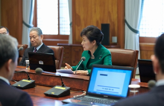 박근혜 대통령이 23일 오전 청와대에서 열린 대통령주재 수석비서관회의에서 모두발언하고 있다.