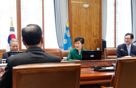 박근혜 대통령이 23일 오전 청와대에서 열린 대통령주재 수석비서관회의에서 모두발언하고 있다.