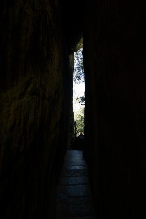 향일암을 내려오는 길목에 만난 두 개의 큰 바위가 맞댄 좁고 험한 동굴 길. 빛을 통해 희망을 볼 수 있습니다.