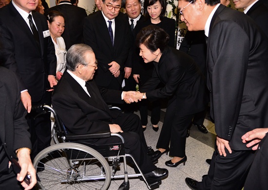 박근혜 대통령이 2015년 2월 23일, 송파구 서울아산병원 장례식장에 마련된 김종필 전 국무총리의 부인 고 박영옥 씨의 빈소를 찾아 조문 후 김 전 총리를 만나 위로하고 있다.