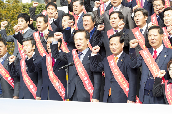 장대진 경북도의회 의장을 비롯한 경북도의원들은 23일 오전 경북도의회에서 일본의 죽도의날 행사를 규탄했다.