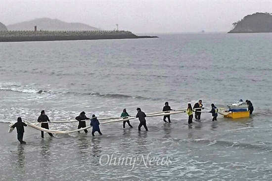 진도 바다에서 나오는 모형 세월호 황사가 잔뜩 낀 23일 오전 10시, 세월호 참사로 숨진 고 이승현(단원고)군의 아버지 이호진씨와 누나 이아름씨가 진도 팽목항 부둣가에 섰다. 참사 314일째 되는 이날, 부녀는 승현군과 세월호 참사의 진실규명을 위해 '진도 팽목항~서울 광화문 3보 1배'를 시작했다. 3보 1배 시작 직전, 부녀는 직접 진도 바다에 들어가 미리 제작한 모형 세월호를 끌어냈다. "세월호 인양과 실종자 9명의 조속한 수습"을 바라는 마음에서다. 이들은 노란 리어카 위에 실린 길이 약 150cm의 모형 세월호를 뒤에서 밀고, 앞에서 당기며 뭍으로 올렸다.