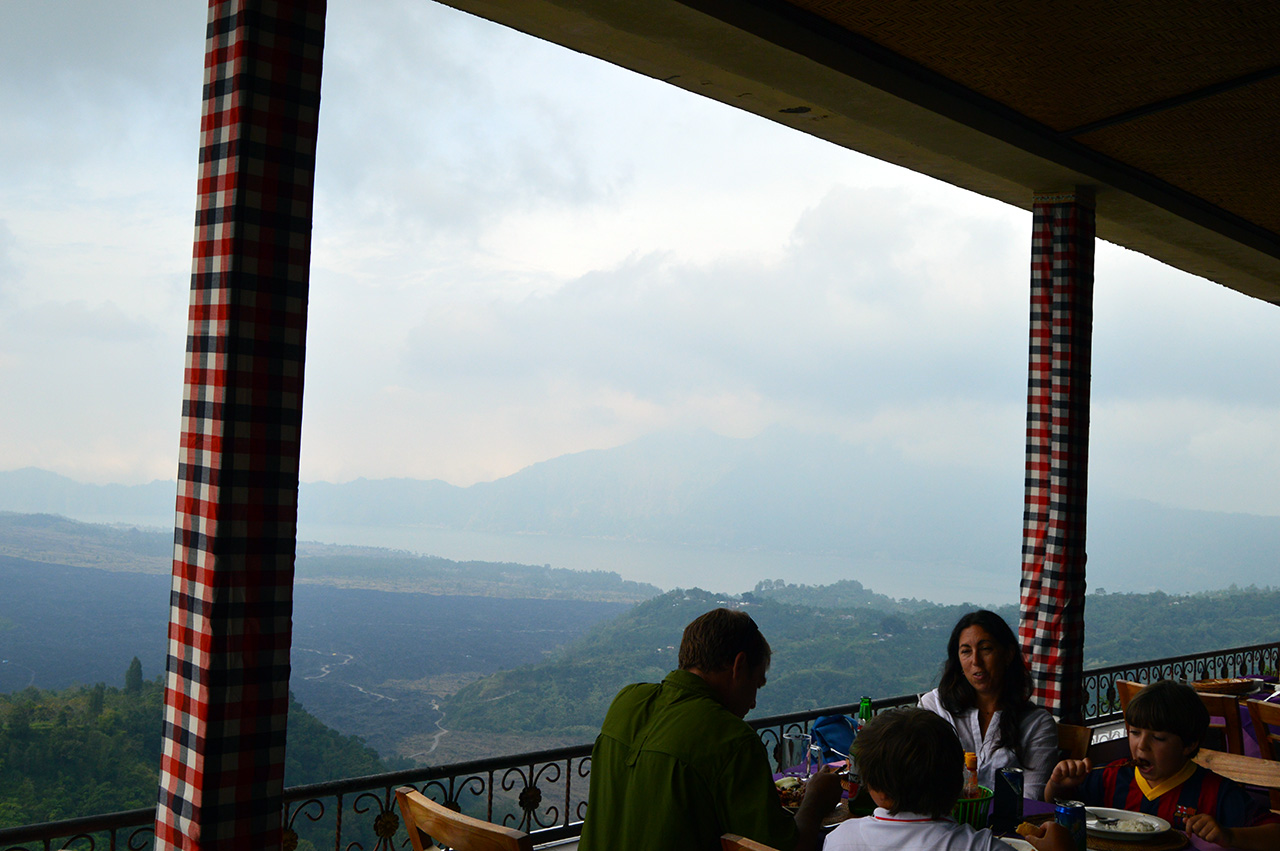 세계 각국에서 온 여행자들이 바뚜르 산의 전망을 즐기며 식사를 한다.