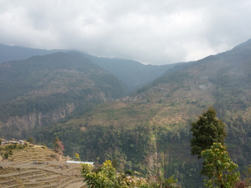 산비탈까지 빼곡히 땅을 개척한 네팔의 마을 모습