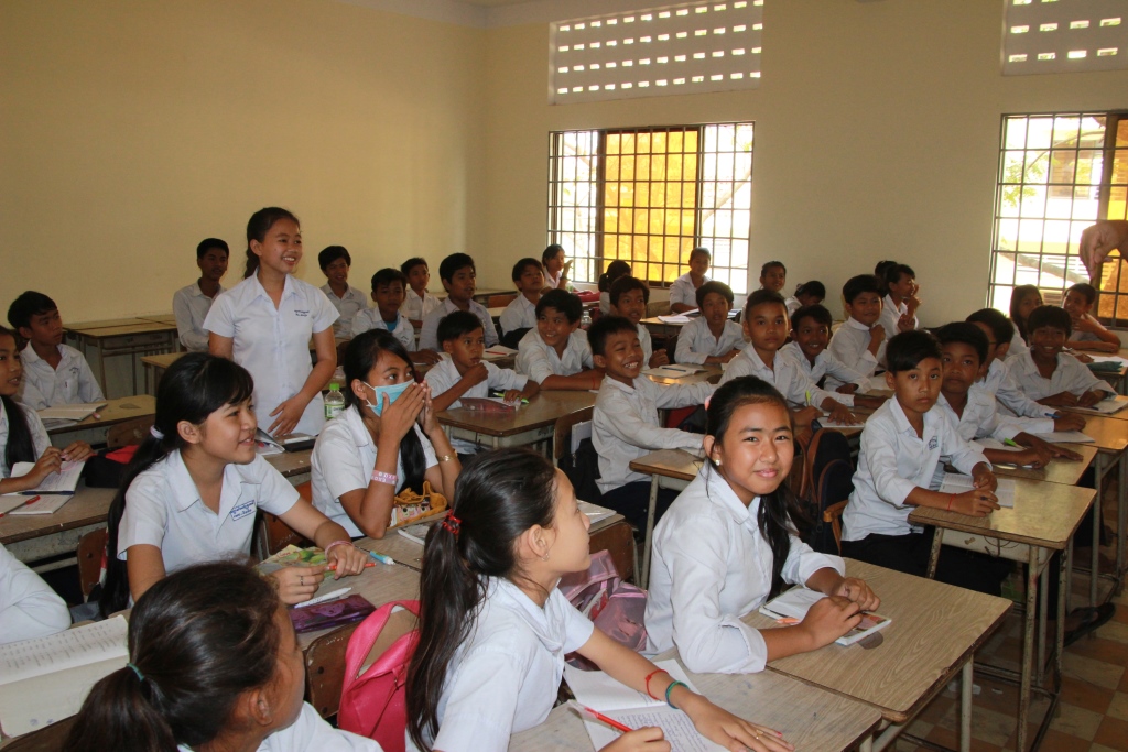 캄보디아 수도 프놈펜에 위치한 공립중학교 수업시간 모습 