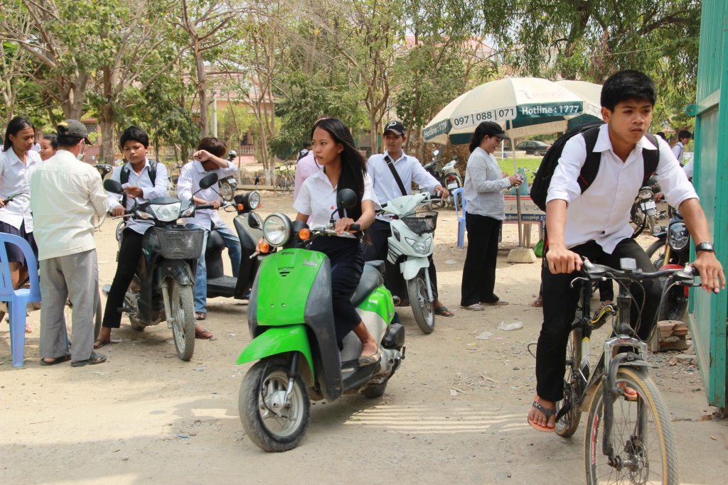 캄보디아도 교육열이 뜨거워 수도 프놈펜에서 중학교를 다니는 학생들중 절반 이상은 학원을 다닌다고 학교측은 설명해주었다. 