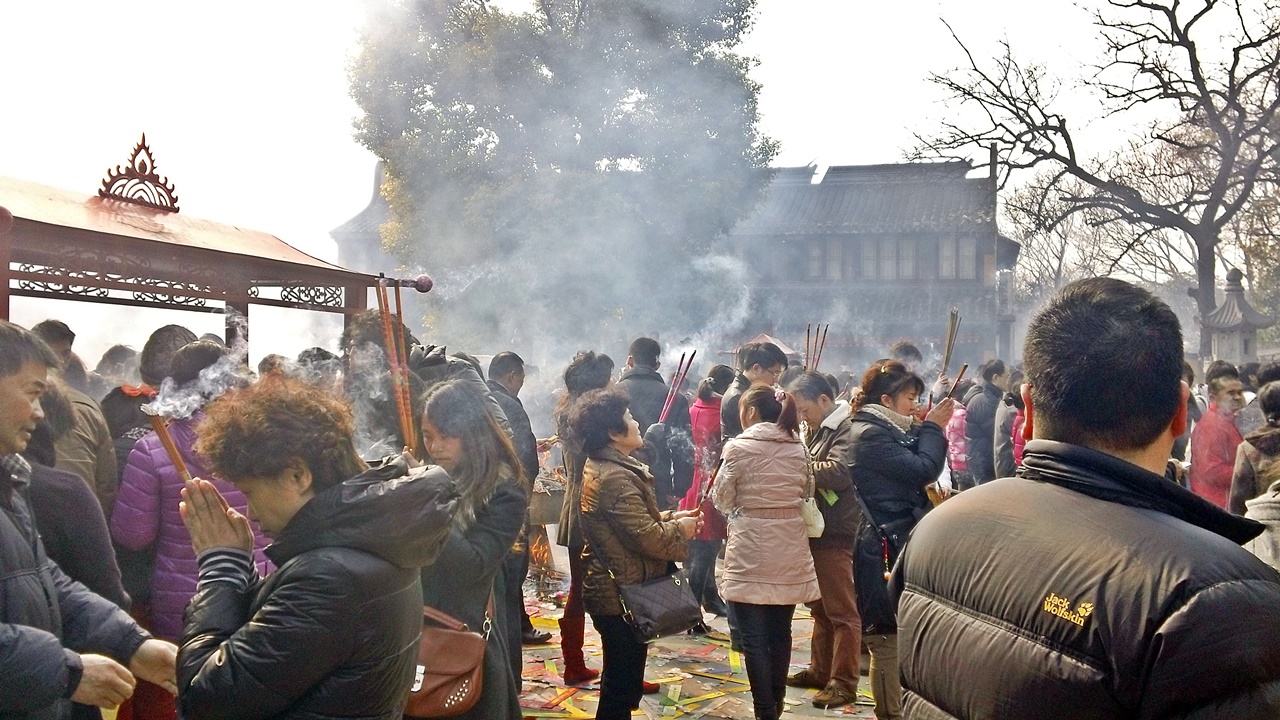 새해를 맞아 향을 피우고 기도를 하는 중국인들. 절 주변이 연기로 가득하다.