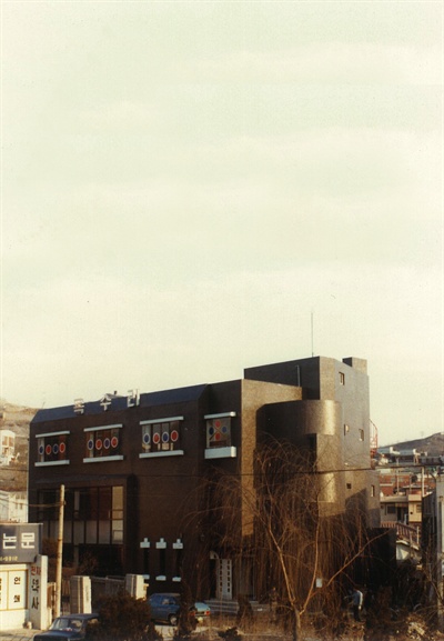1980년대 기존의 건물을 증축한 뒤 독수리다방 모습.