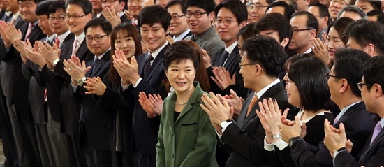 박근혜 대통령이 취임 2주년을 맞은 25일 오전 청와대 영빈관에서 열린 청와대 직원 조회에 참석, 행사장에 입장하며 직원들의 박수를 받고 있다. 
