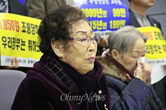 2009년 근로정신대 피해 할머니들에게 후생연금 탈퇴 수당으로 99엔을 지급했던 일본 정부가 올초 추가 소송을 제기한 다른 피해 할머니들에게 199엔을 지급해 문제가 됐다. 피해 할머니들과 '근로정신대 할머니와 함께하는 시민모임'은 2월 25일 오전 광주시의회에서 기자회견을 열어 일본 정부·전범기업의 사과 및 합당한 배상, 한국 정부의 외교적 노력 등을 요구했다. 2009년 99엔 지급 통보를 받았던 양금덕 할머니(왼쪽)와 이번에 199엔 지급 통보를 받은 김재림 할머니가 기자회견 도중 눈물을 흘리고 있다. 