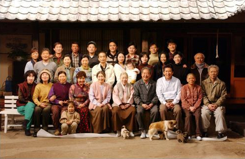 2002년 MBC <전원일기> 마지막회 촬영 당시 배우 단체사진. 드라마에 출연했던 동물들도 보인다.