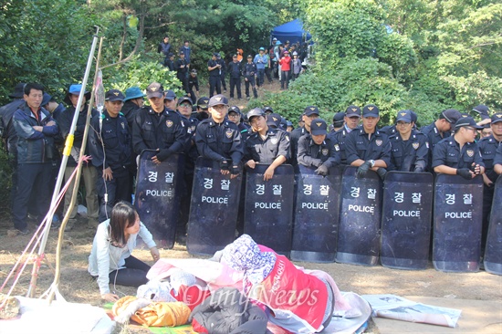  밀양 송전탑 연대활동가 최아무개(43)씨는 법원으로부터 벌금 400만 원을 선고받고 부당하다며 불복종 취지로 26일 노역형을 선언한다. 사진은 최씨가 밀양 주민들과 함께 있다가 경찰에 연행될 당시 밀양시 부북면 위양리 126번 철탑 공사장 입구 농성장으로 당시 주민과 경찰이 대치하다 충돌했다.