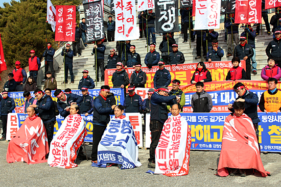 동양시멘트 사내하청업체 노동자 집단 해고에 반발해 '투쟁 결의 삭발식'을 거행하고 있는 노동자들.