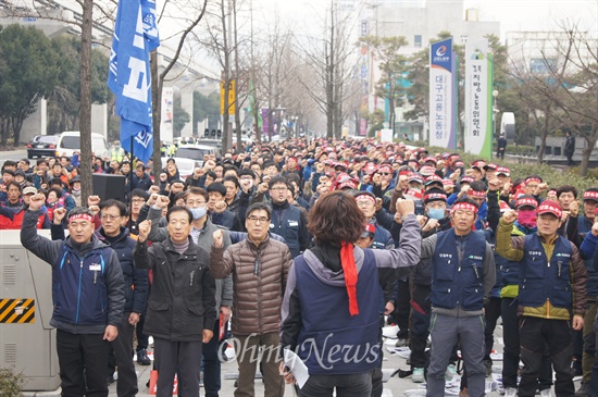 민주노총 대구본부와 민중과함께 등 시민단체들은 25일 오후 대구고용노동청 앞에서 결의대회를 갖고 박근혜 대통령 퇴진 등을 외쳤다.
