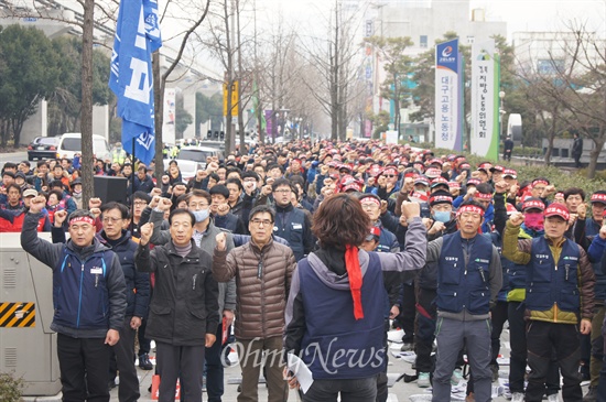  민주노총 대구본부와 민중과함께 등 시민단체들은 25일 오후 대구고용노동청 앞에서 결의대회를 갖고 박근혜 대통령 퇴진 등을 외쳤다.