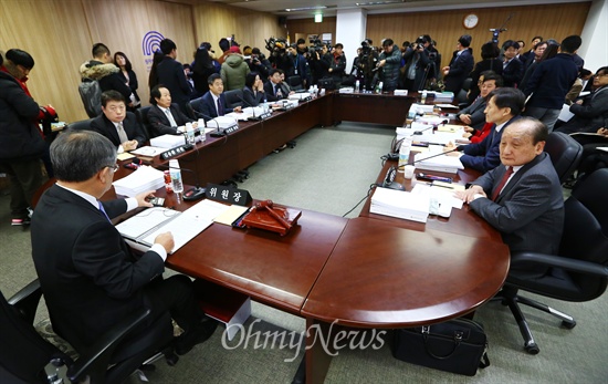 26일 오전 서울 종로구 원자력안전위원회 대회의실에서 월성1호기 가동에 대한 논의전체회의가 열리고 있다. 