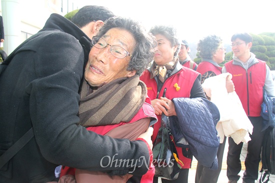  밀양 송전탑 반대 주민들을 돕기 위해 나섰다가 상해와 공무집행방해 혐의로 기소되어 법원으로부터 벌금 400만원을 선고받았던 최아무개(43, 왼쪽)씨가 26일 오전 경남도청에서 '부당하고 억울한 사법처리 불복종 선언'을 한 뒤 노역형을 위해 진주구치소로 향하려 하자 밀양 할머니들이 안아주며 격려하고 있다.