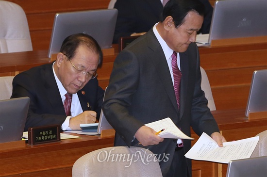 27일 국회 교육·사회·문화 분야 대정부질문에 출석한 이완구 국무총리가 자리로 향하며 황우여 사회부총리의 곁을 지나고 있다. 