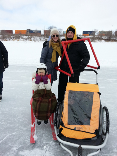 얼음 위 가족. 빨간 스키의자와 지지대는 무료로 사용할 수 있게 얼음 위 곳곳에 비치해놨다.