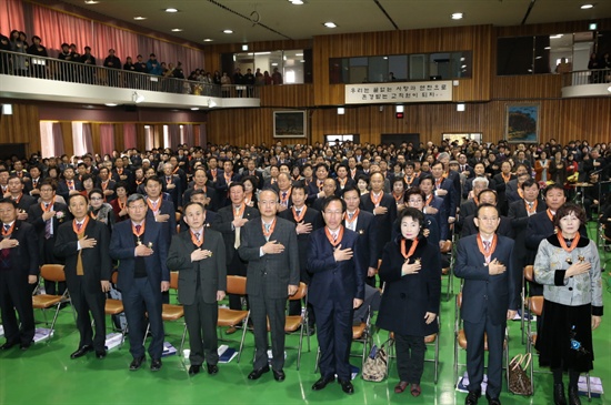 경남교육청은 2월말 초?중등 퇴직교원 훈?포장 전수식을 27일 경남교육연수원에서 개최했다. 