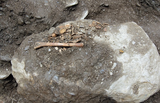 시신을 누르고 있는 큼지막한 돌덩이. 돌덩이 아래에서 시신이 발견됐다.   