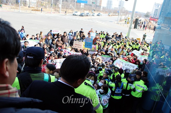 이재준 수원 부시장과 박세병 화성시 복지국장이 설명회를 포기하고 뒷문으로 빠져 나가자 주민들은 계단을 가로막고 "사과하라"를 외쳤다. 