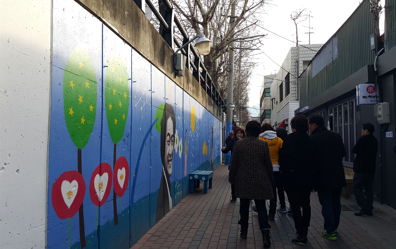 한국관광클럽 회원들은 이영숙 문화해설사의 안내로 김광석의 자취를 돌아보는 시간을 가졌다.