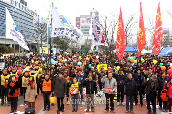 28일 오후 창원종합버스버티널 앞에서 열린 경남도민대회에서 참가자들이 민중의례를 하고 있다.