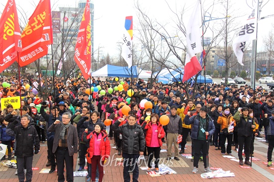  28일 오후 창원종합버스버티널 앞에서 열린 경남도민대회에서 참가자들이 구호를 외치고 있다.