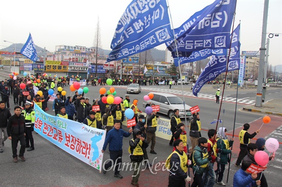 28일 오후 창원종합버스버티널 앞에서 열린 경남도민대회에서 참가자들이 새누리당 경남도당 앞까지 거리행진하고 있다.