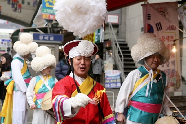 축원덕담을 마친 풍물패가 소지를 올리며 방액을 하고 있다