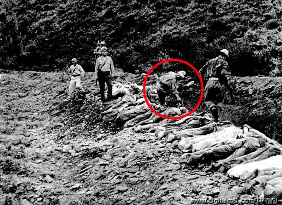 1950년 9월 <한국에서의 정치범 처형>이라는 제목의 보고문과 함께 미육군정보부에 제출된 현장 사진. 확인 사살하는 장면(붉은색 원)이 그대로 포착되어 있다.