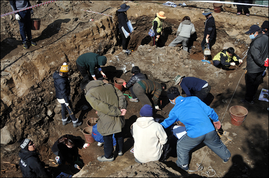 2월 23일부터 일주일간 진행된 유해발굴에 많은 학생과 시민이 참여했다.