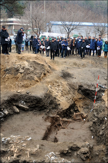  발굴조사단은 한국전쟁기 대전 산내 민간인 학살현장에 대한 민간차원의 유해발굴을 마무리하고 현장설명회를 개최했다.