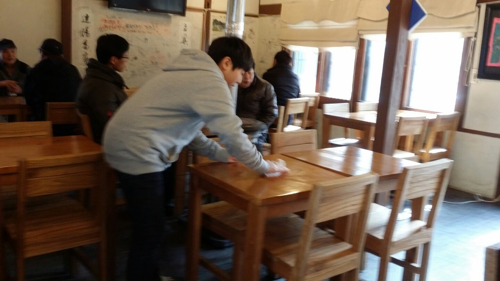 카페에 온 손님들이 가고 나면 테이블 닦고 정리한다.