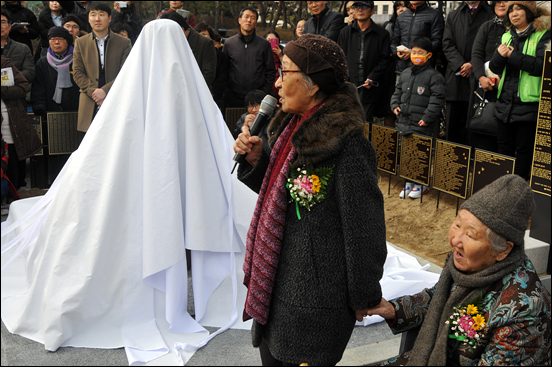 제막식에 참석한 일본군 위안부 피해자 김복동(89), 길원옥(88) 할머니