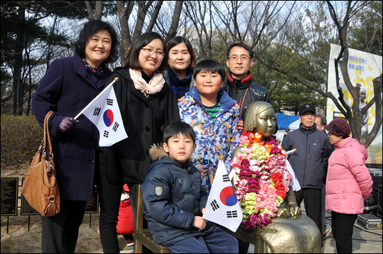 제막식에 참석한 김예슬씨(왼쪽 두 번째) 가족과 친척