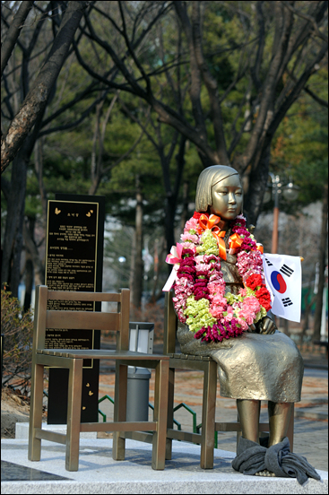 제막식에 참가한 한 시민이 소녀상 맨발에 자신의 목도리를 풀러 감싸주었다.