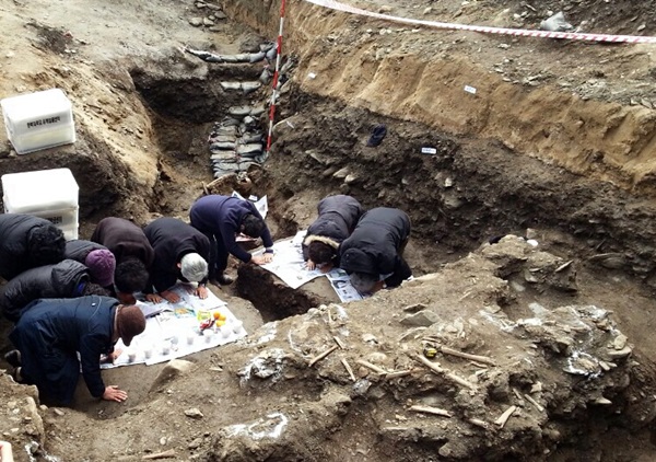 지난 3월 1일 오후 대전 산내유가족들이 유해를 수습하기 전 추모제를 지내고 이다. 앞쪽에 보이는 것이 희생자의 유해다.