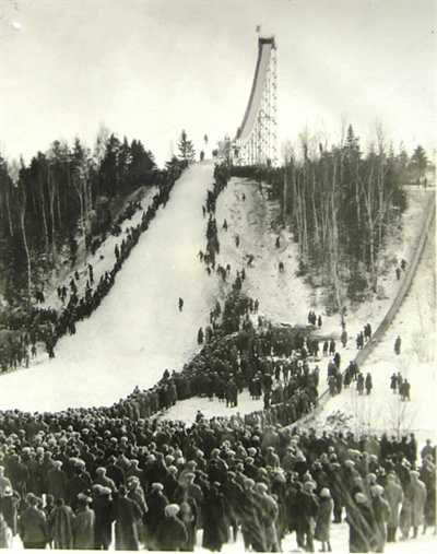 1926년 1월에 열린 Chester Bowl 스키 점프 경기를 둘루스 사람들이 모여 구경하고 있다.(CBIC (Chester Bowl Improvement Club))