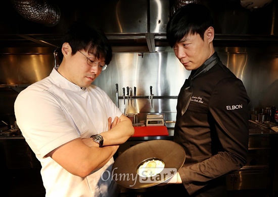  올리브쇼의 허세 최현석 셰프(오른쪽)와 재벌 오세득 셰프가 10일 오후 서울 신사동 엘본더테이블 신사점에서 요리한 음식을 보며 포즈를 취하고 있다.
